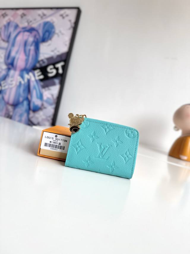海外原单M13801蓝色独家实拍！這款Noa小型錢包以路易威登的經典Monogram牛皮制作！採用小巧的正方形設計，並設有別具特色的L型拉鏈為，而內層更設有彩色
