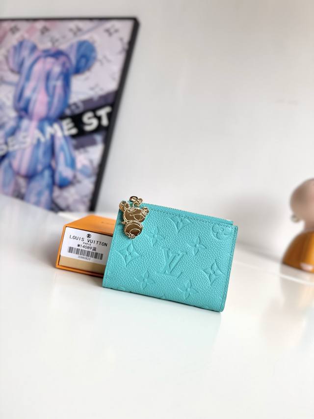 海外原单M14089蓝色独家实拍!此款Lisa钱包是日常必备品,设计实用紧凑,具有固定的硬币口袋、钞票隔间和多个卡槽。它由路易威登X村上系列的优雅Monogra 海外原单M14089蓝色独家实拍!此款Lisa钱包是日常必备品,设计实用紧凑,具有固定的硬币口袋、钞票隔间和多个卡槽。它由路易威登X村上系列的优雅Monogra