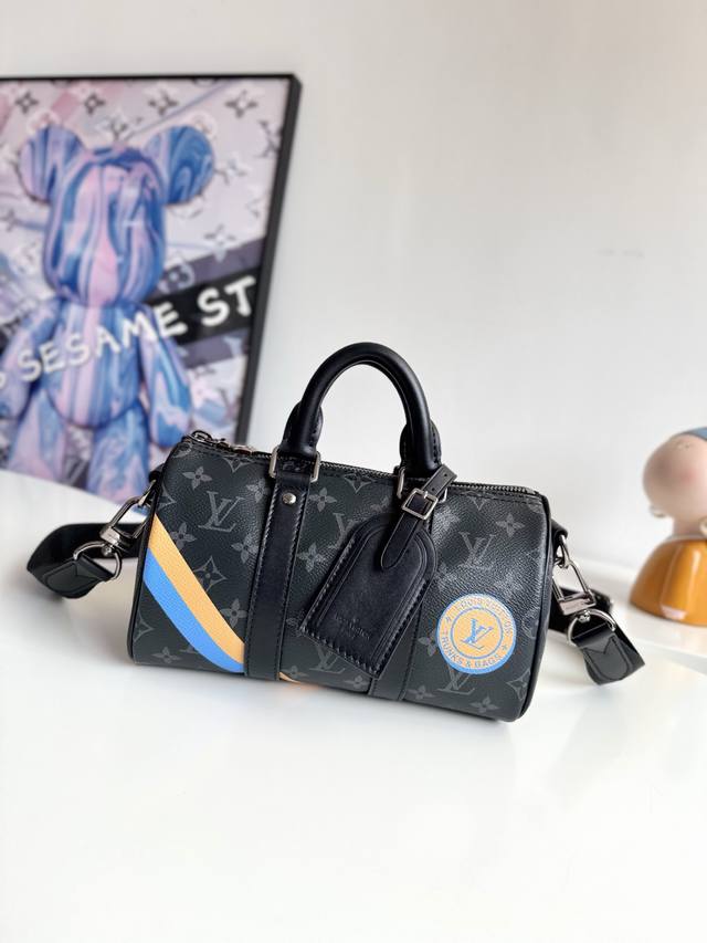 163C动态芯片配专柜包装』海外原单P2520独家实拍！作为Mon Monogram产品的一部分，这款紧凑的Keepall 25 Monogram Eclips