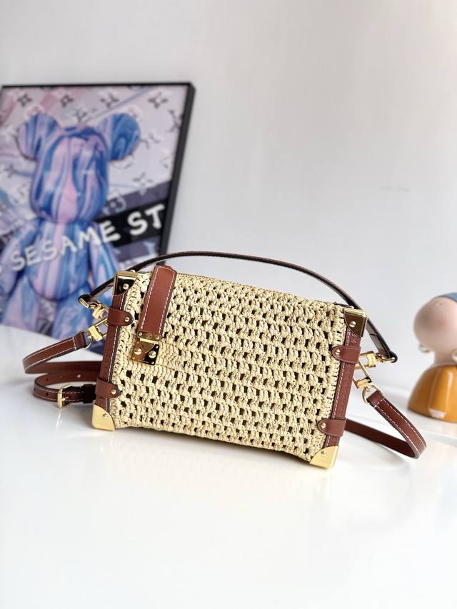 163C动态芯片配专柜包装』海外原单M14405独家实拍！本款 Side Trunk 中号手袋以拉菲草传递南法闲适风情，再借牛皮革饰边和 S-Lock 锁扣讲述