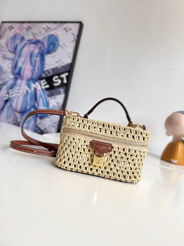 163C动态芯片配专柜包装』海外原单M14303独家实拍! Vanity Chain Pouch 手袋加入度假系列,可轻松点亮户外场合或惬意假期。色彩素雅的拉菲 163C动态芯片配专柜包装』海外原单M14303独家实拍! Vanity Chain Pouch 手袋加入度假系列,可轻松点亮户外场合或惬意假期。色彩素雅的拉菲