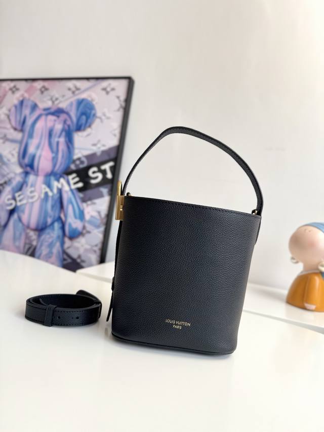 163C动态芯片配专柜包装』海外原单M25543独家实拍！本款 All In Bb 手袋出自 Low Key 系列，采用粒面牛皮革塑造紧凑水桶包构型，以多种背携