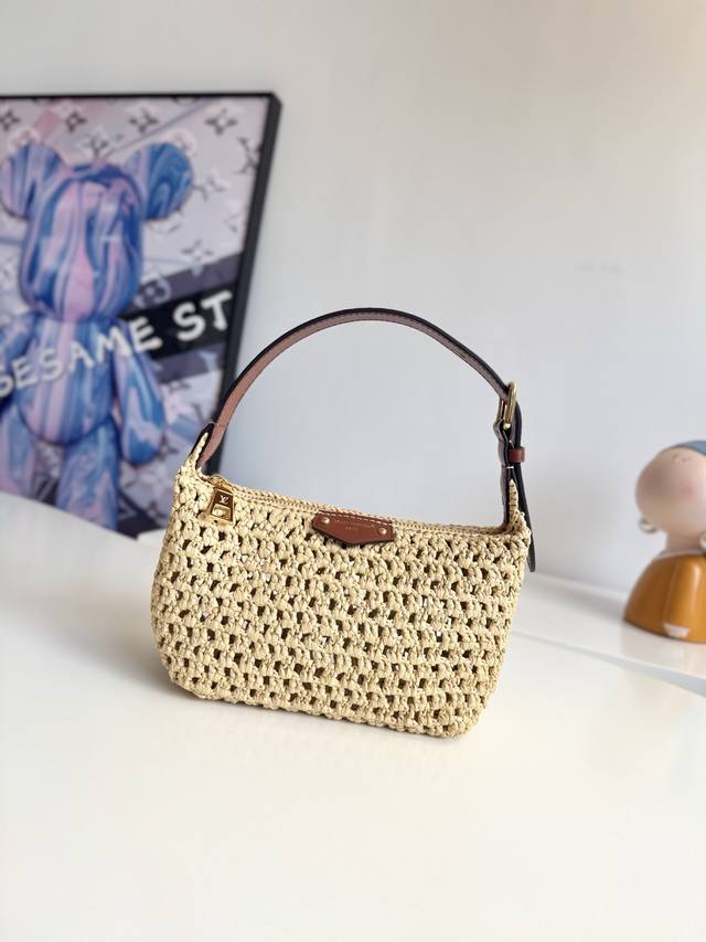 配全套专柜包装』海外原单M14304独家实拍！本款 Hills Pochette 手拿包以拉菲草塑造雅致构型，成就露天聚会与阳光假日的随行佳选。牛皮革饰边与莹泽