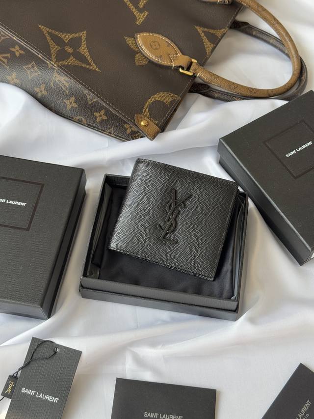 Ysl 男士钱包 内里可放卡片 大钞 Monogram对折钱包，饰以金属Ysl字母标志。内部：两个纸币隔层、八个卡片槽和两个票据隔层 型号：453276 尺寸：