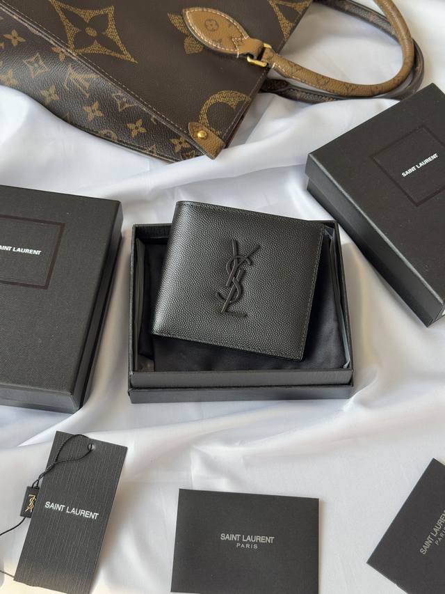 Ysl 男生钱包 里面可以装硬币 Monogram对折钱包，饰以金属Ysl字母标志。内部：两个纸币隔层、八个卡片槽和两个票据隔层 型号：463249鱼子酱黑色黑