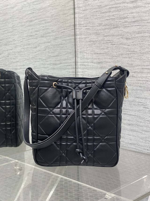 顶级原单 配全套包装 黑色中号现货 Caro水桶包Motion系列，新款美包又上新了，进口小羊皮精心制作，精湛的工艺，经典的菱形格，可爱的水桶包造型，优雅又不失