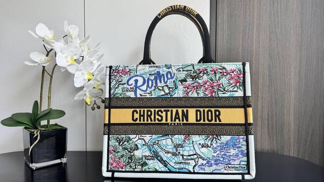 原厂 配全套包装 Book Tote 罗马中号36Cm 这款 Book Tote 手袋由 Dior 女装创意总监玛丽亚 嘉茜娅 蔻丽 Maria Grazia