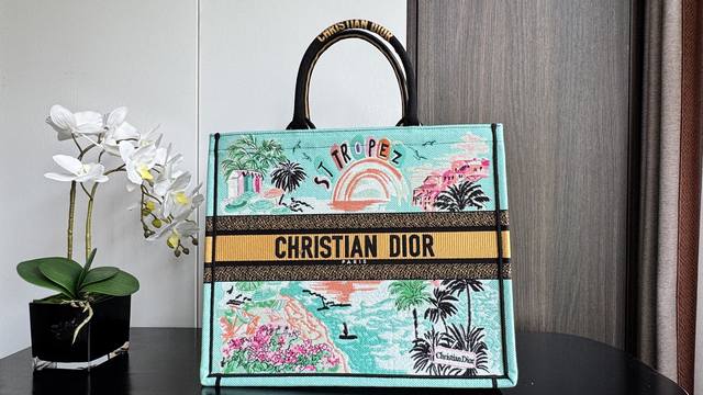 原厂 配全套包装 Booktote 圣特罗佩大号42Cm 这款 Book Tote 手袋由 Dior 女装创意总监玛丽亚 嘉茜娅 蔻丽 Maria Grazia