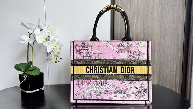 原厂 配全套包装 Book Tote 上海中号36Cm 这款 Book Tote 手袋由 Dior 女装创意总监玛丽亚 嘉茜娅 蔻丽 Maria Grazia