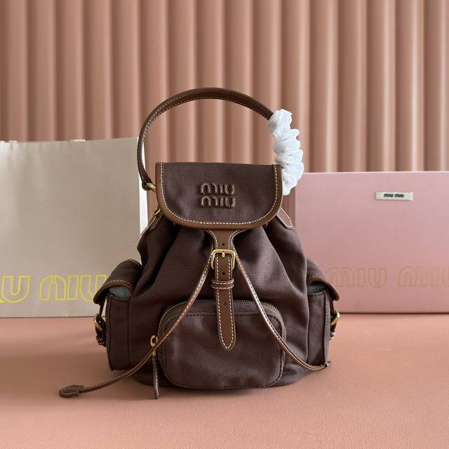 配置专柜全套包装 Miu 家新品学院风背包，帆布与原厂进口小牛皮的完美搭配，厚实耐磨亚麻混纺内衬，采用休闲风的设计风格，时尚简约高级，再融合精湛的手工工艺，增添