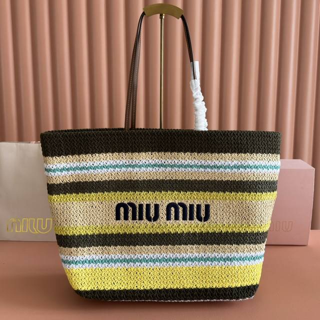 配置专柜全套包装 M家5Bg228，进口拉菲草编拼绵线编织托特包，市场唯一对版品质，正面标志性Miumiu刺绣，棉布里内，超轻，容量超大，出游必备，一年四季都适