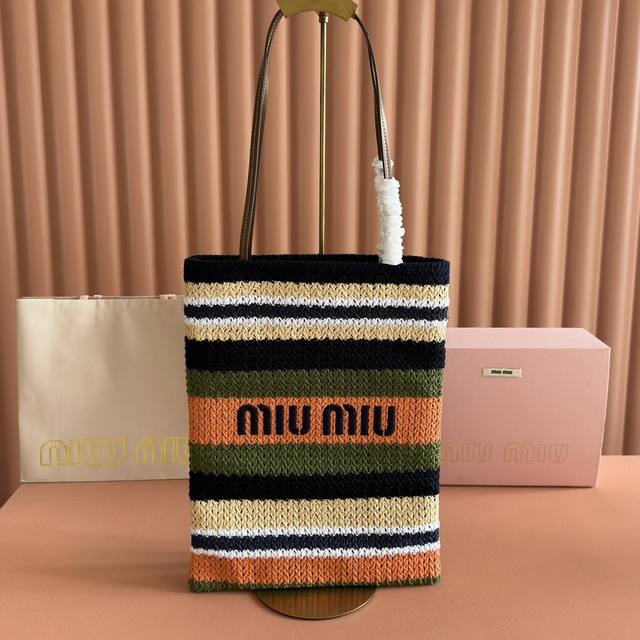配置专柜全套包装 M家 5Bg248，进口拉菲草编拼绵线编织托特包，这款钩针编织托特包饰以活力的色彩拼接图案，包身饰以标志性的Miu刺绣徽标，与复古和精致做工共