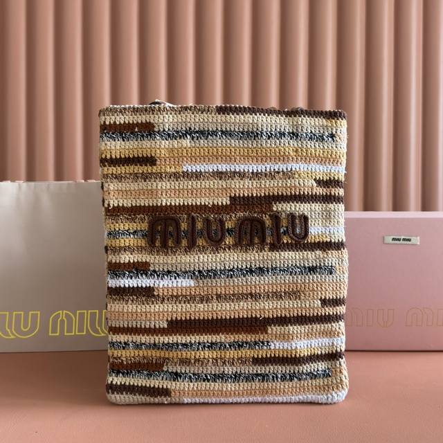 配置专柜全套包装 5Bg248，超重工纯手工制作彩虹编织包，采用多种颜色绵线钩织，手工制作非常复杂，新正面标志性Miumiu刺绣，棉布里内，超轻，容量超大，小尺