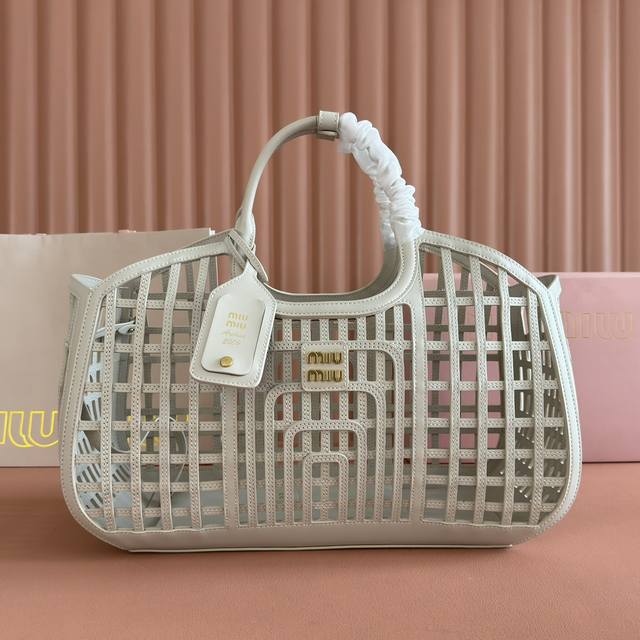 配置专柜全套包装 5Ba293Miumi 女孩的夏日邂逅，用一只包遇见最好的自己这个夏天，限定新款菜篮子的浪漫与叛逆依旧让人心动，柔软镂空小牛皮网纹，融合复古魅