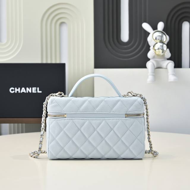 25C饭盒包精致小巧链条手拿包 颗粒小牛皮配金色金属 荔枝纹的皮面还不易刮花 链条可拆卸 还可手提容量也很合适 独特的设计和实用性 成为了我最近的新宠 款号A