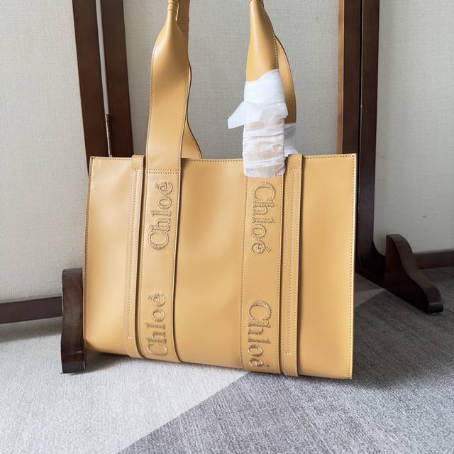 Chloe Woody Tote皮质产品细节 光滑小牛皮托特包,饰Chloé标识刺绣 Woody托特包采用自然质感光面小牛皮制成,演绎独特的奢华感受。这是一款富 Chloe Woody Tote皮质产品细节 光滑小牛皮托特包,饰Chloé标识刺绣 Woody托特包采用自然质感光面小牛皮制成,演绎独特的奢华感受。这是一款富