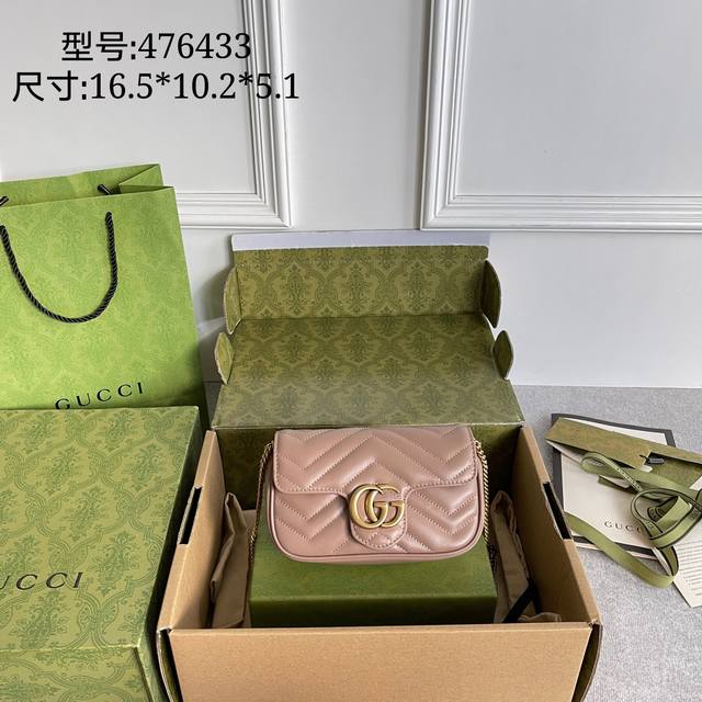 原厂皮 正品进口原厂皮 Gg Marmont 系列最新款Mini包,凸造型神器,可爱的设计更多了实用性,能轻松容纳Plus手机、口红、小卡包 进口小牛皮手感柔软 原厂皮 正品进口原厂皮 Gg Marmont 系列最新款Mini包,凸造型神器,可爱的设计更多了实用性,能轻松容纳Plus手机、口红、小卡包 进口小牛皮手感柔软