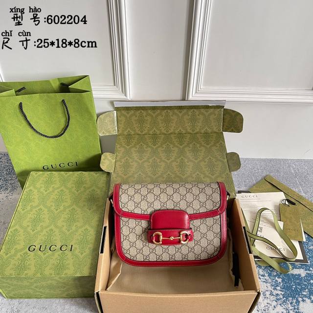 原厂皮 原厂皮 新款来袭专柜品质实物实拍！顶级原单货型号：602204Pvc红皮尺寸：25厘米 宽 X18厘米 高 X8厘米 深