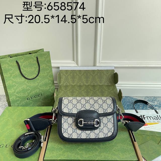 原厂皮 专柜品质,顶级原单货,实物实拍!型号:658574Pvc蓝,尺寸:20.5宽X14.5高X5厘米侧宽现货出货。 原厂皮 专柜品质,顶级原单货,实物实拍!型号:658574Pvc蓝,尺寸:20.5宽X14.5高X5厘米侧宽现货出货。