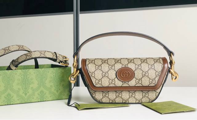 新款腋下包榨街了，太美了723762 年限量发售 完美搭配简约风，明星范十足，温柔风，毫不违和，百搭呀，可盐可甜，回头率绝高啦，街拍示范，秒变小仙女， 采用专柜