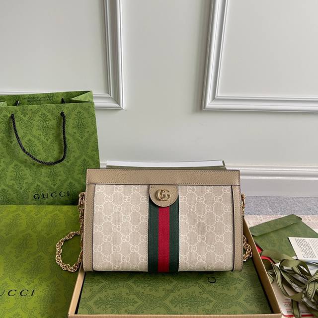 官网版 G家 2018 Ophidia系列 配以嵌花织带条纹细节，彰显复古风格设计。造型颇具结构感，以磁扣安全闭合，皮革滚边，装饰典藏细节 双G配件。型号:50