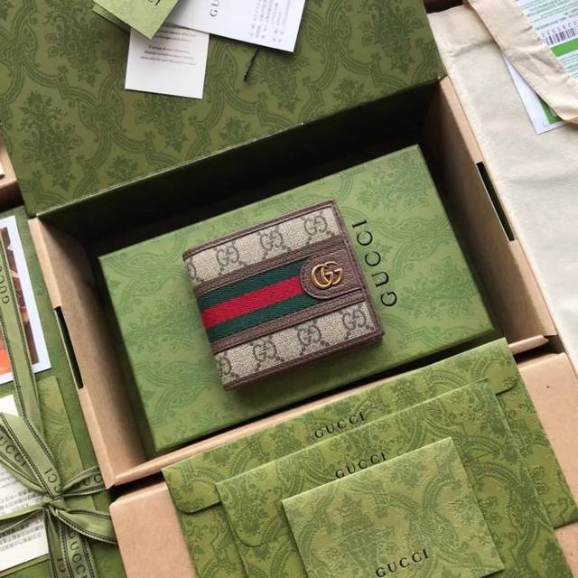 顶级进口原厂皮 + 官网原装整套包装 采用Gg Supreme高级人造帆布 配以标志性图案与条纹织带 海外顶级五金精制而成！型号：597606 Pvc啡！尺寸: