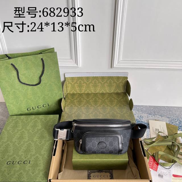 原厂皮 Gucci新款腰包～～款号682933克Pvc，尺寸24X13X5，黑色皮革滚边～正背面都装有拉链口袋，肩带可调节 配金属插扣～