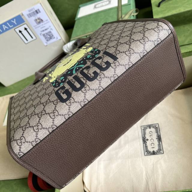 原厂皮 Gucci黄梨印花购物袋,定居于智利的漫画家兼插画家Pablo Delcielo的作品为 古驰爱的进行曲 时装系列注入一抹趣味盎然的色彩。生气勃勃的神秘 原厂皮 Gucci黄梨印花购物袋,定居于智利的漫画家兼插画家Pablo Delcielo的作品为 古驰爱的进行曲 时装系列注入一抹趣味盎然的色彩。生气勃勃的神秘