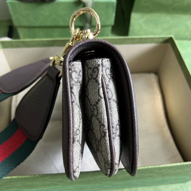 Gg 古驰爱的进行曲 全新时装系列精选品牌典藏元素，以几何造型焕新演绎互扣式双G标识，呈现多款别致单品。金色调配件为这款单品增添一抹典雅的复古气息，尽显经典隽永