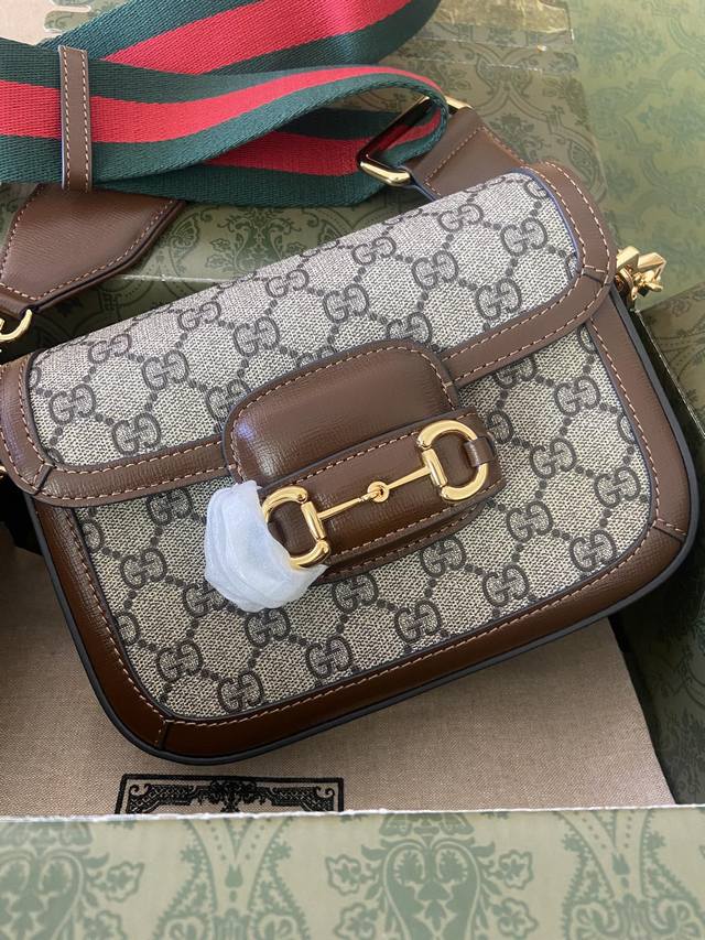 原厂皮配盒子 专柜品质,顶级原单货,实物实拍!型号:658574Pvc棕,尺寸:20.5宽X14.5高X5厘米侧宽现货出货。 原厂皮配盒子 专柜品质,顶级原单货,实物实拍!型号:658574Pvc棕,尺寸:20.5宽X14.5高X5厘米侧宽现货出货。