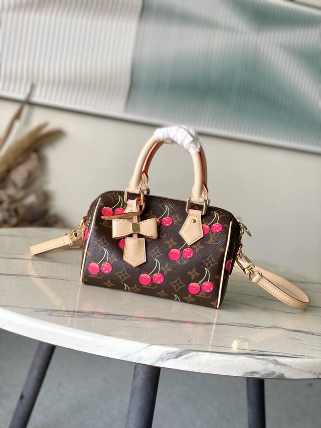 顶级原单 M13094 本款Speedy Bandouliere手袋取材经典Monogram涂层帆布，以路易威登×村上隆复刻系列的甜美樱桃图案点亮潮流姿彩。考究