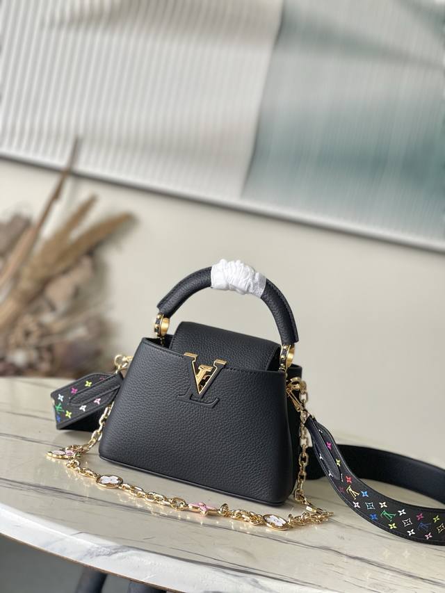 特级原厂皮 M13878 迷你 黑拼三彩 在展现轻快魅力X村上系列中 重新诠释了本季的签名 展示了豪斯的标志性卡普辛手提包 托里昂皮革材质 象征性的首字母 装饰