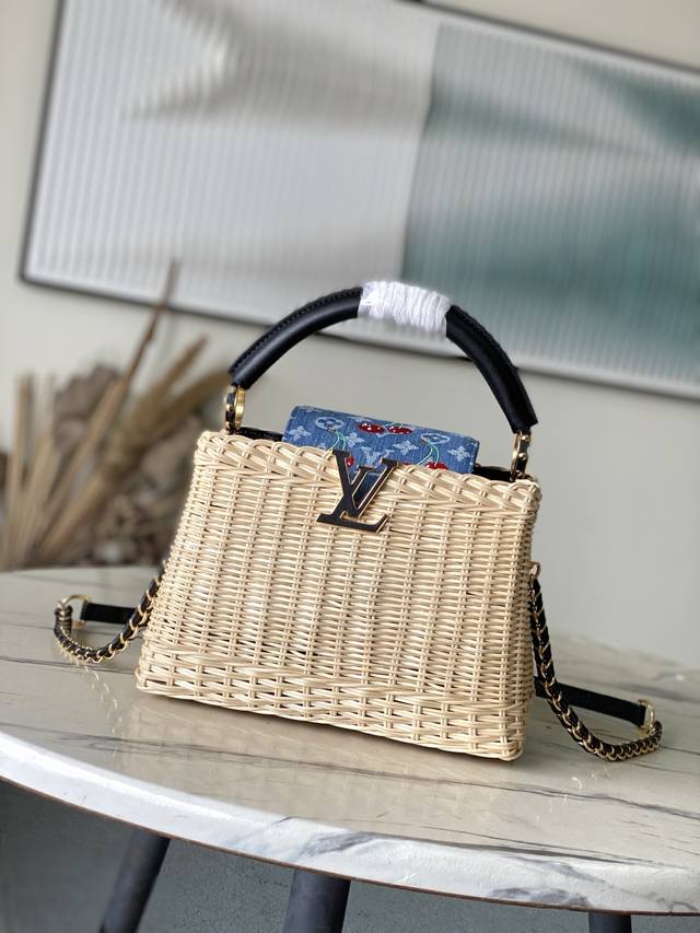 特级原厂皮 M14295 黑皮小号 本款Capucines迷你手袋邂路易威登×村上隆复刻系列的瞩目细节，以清新元素烘托潮流格调。藤条包身与手柄、编织肩带和Lv字