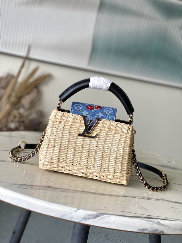 特级原厂皮 M14295 黑皮迷你 本款Capucines迷你手袋邂路易威登×村上隆复刻系列的瞩目细节，以清新元素烘托潮流格调。藤条包身与手柄、编织肩带和Lv字