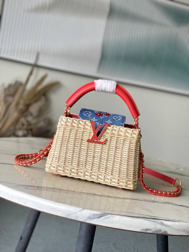 特级原厂皮 M14295 红皮迷你 本款Capucines迷你手袋邂路易威登×村上隆复刻系列的瞩目细节，以清新元素烘托潮流格调。藤条包身与手柄、编织肩带和Lv字