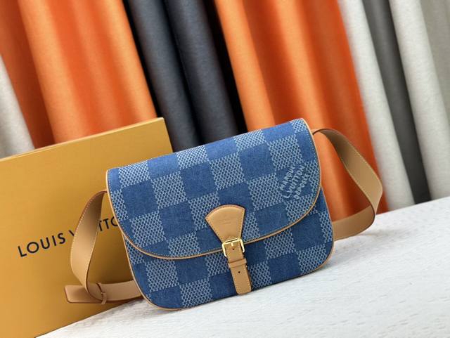 款号： N40743 原单加强版 独家实拍背景图 本款 Montsouris 中号邮差包选用 Damier Denim 3D 棉质帆布塑造圆润廓形，令别致格纹肌