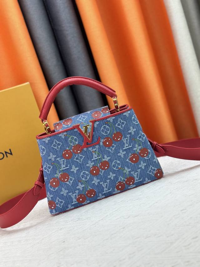 独家实拍 牛仔樱桃 M59939 M94519 Capucines手袋 本款 Capucines 迷你手袋展露细腻 Taurillon 皮革的微妙莹泽,点缀标志 独家实拍 牛仔樱桃 M59939 M94519 Capucines手袋 本款 Capucines 迷你手袋展露细腻 Taurillon 皮革的微妙莹泽,点缀标志