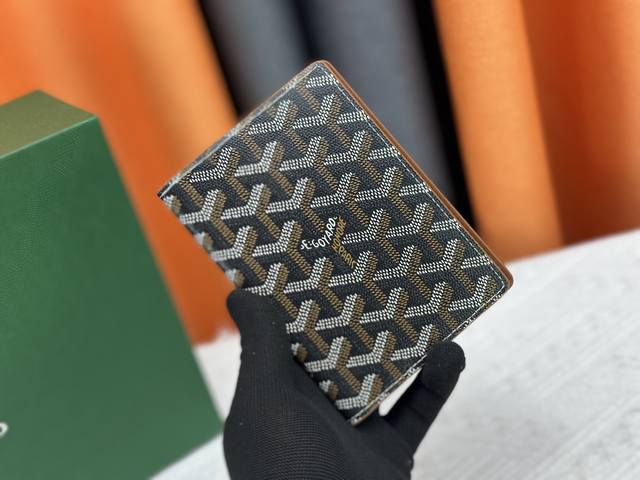 顶级原版 实物拍摄 自家背景 M64502护照夹 时尚出行的绝佳伴侣。质感奢华的粒纹小牛皮内衬，内部多隔层构造，风格经典的旅行配饰。将此款优雅的护照套变为可爱的