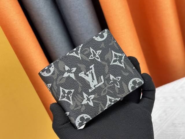 80017 Multiple 錢包這款Multiple錢包體積小巧，容量卻格外寬敞，內置多個夾層，可放置信用卡、收據和紙幣。錢包於 初春系列亮相，選用Monog