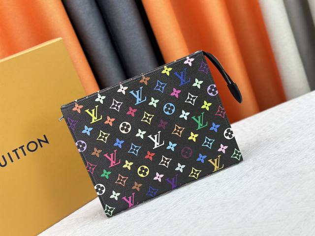 新品丝印！M61692 M47542洗漱包 此款由亮相 秋冬男士时装秀的Monogram Titanium帆布裁制而成，票券与单据的优雅之选。火焰 尺寸:26X