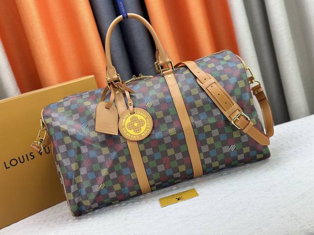 M11674 M41416 本款 Keepall BandoulièRe 50 旅行袋出自美洲杯帆船赛系列，借 Damier Flags 帆布汇聚比例和色调不一