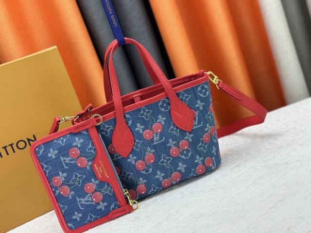 M12099 M14997 极具传奇色彩的Neverfullbb手袋： 总是能够满足您对手提包的各种需要。 容量大却不显笨重，挺括而手感柔软，居家出行皆宜。 束