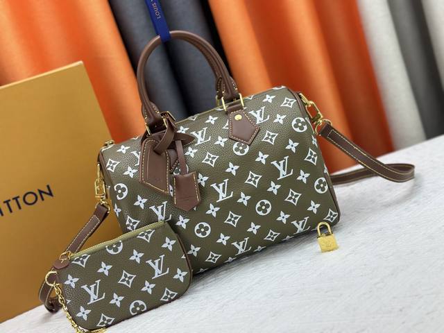 M24441粉棕配皮 M24424 本款 Speedy BandoulièRe 25 Monogram Leather 手袋选用柔软牛皮革，以 Monogram