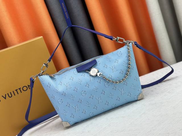 升级原版 M14661這個版本的Hills Chette從路易威登標誌性的Monogram帆布中汲取靈感，以Monogram Mini作亮眼點綴。此手袋是202