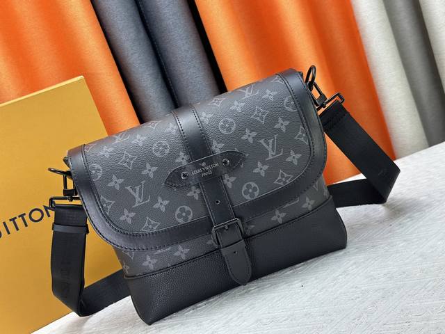 本款全新邮差包致敬路易威登于 1986 年推出的标志性马术风 Saumur 手袋，以 Monogram Eclipse 帆布和粒面皮革的结合赋予此经典单品摩登气