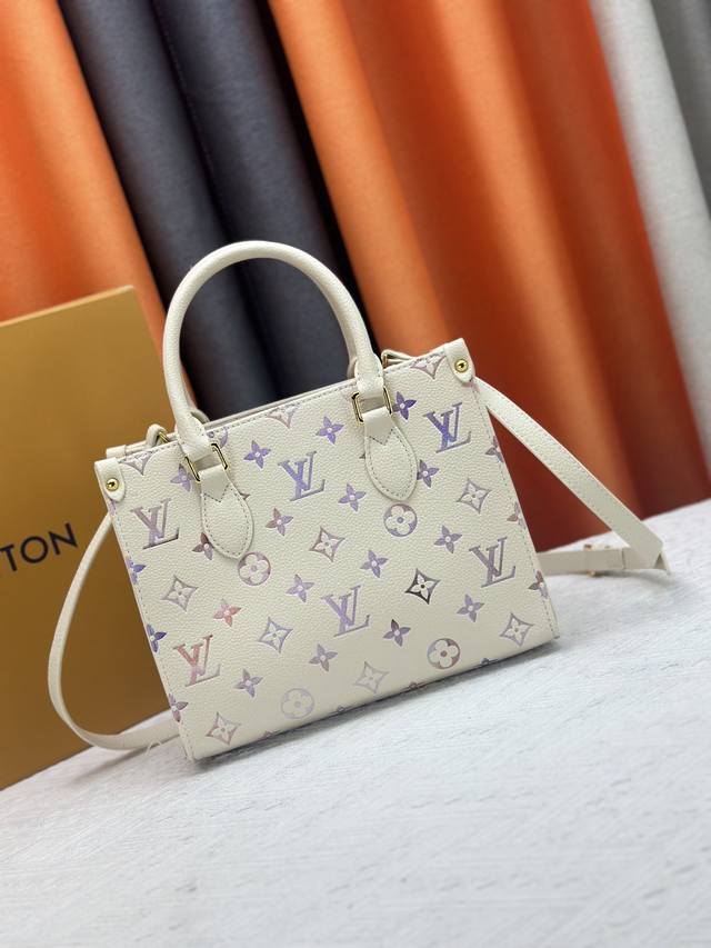 M45659 M46373 本款 Onthego 小号手袋出自 Dream 系列,以典雅设计点亮各式造 型。Monogram Empreinte 皮革结合数码印 M45659 M46373 本款 Onthego 小号手袋出自 Dream 系列,以典雅设计点亮各式造 型。Monogram Empreinte 皮革结合数码印