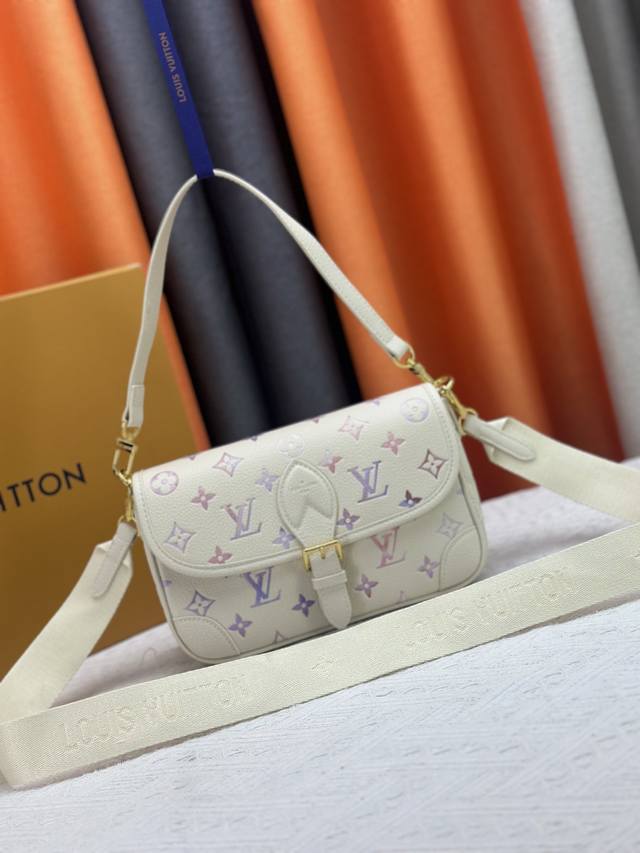 独家实拍-升级版 M46386黑色 M46388白 M45985白色渐变全皮法棍包系列 新款 Diane 手袋 黛安挎包是由 Monogram Empreint 独家实拍-升级版 M46386黑色 M46388白 M45985白色渐变全皮法棍包系列 新款 Diane 手袋 黛安挎包是由 Monogram Empreint