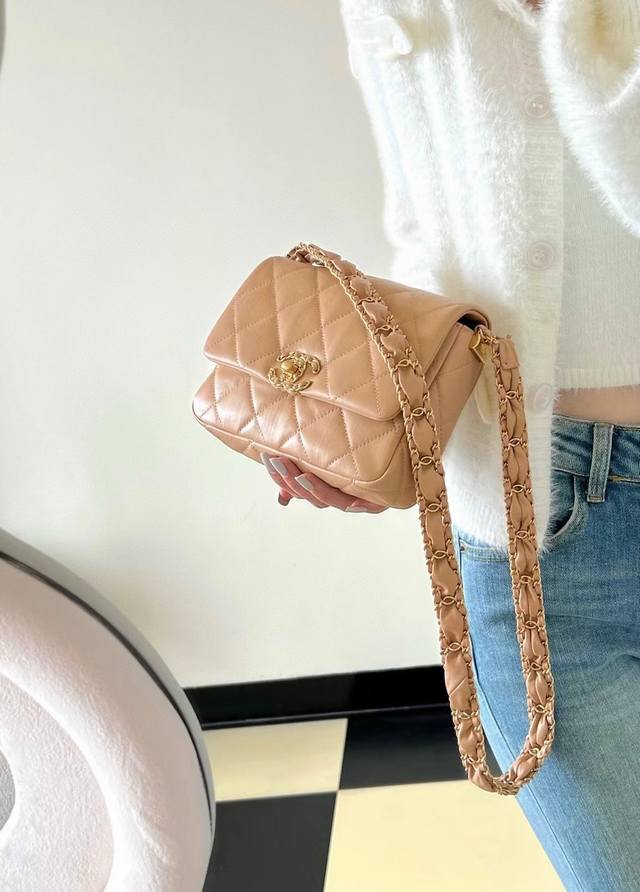 4423# 尺寸：20.5X13.5X5 的魅力真的难以阻挡 褶皱小牛复古包身融合恰到好处， 高级又随性的感觉完全不挑人