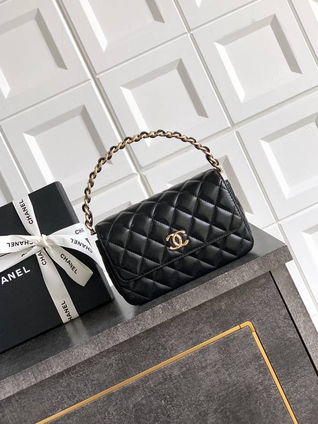 顶级原单 羊皮黑色 Ohanel25P隐藏款手提晚宴包、超可爱的盒子包非常好看，没想到近期悄然上新了这款手提晚宴包，深得我心，Logo大小的比例和特殊的反光漆皮