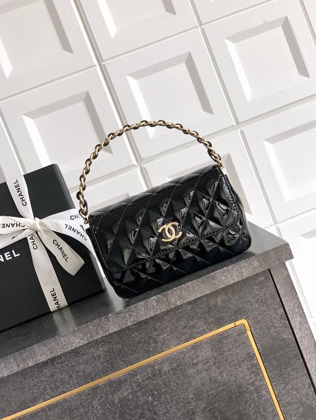 顶级原单 黑色漆皮 Ohanel25P隐藏款手提晚宴包、超可爱的盒子包非常好看，没想到近期悄然上新了这款手提晚宴包，深得我心，Logo大小的比例和特殊的反光漆皮